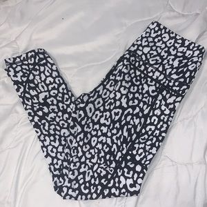 Black and white leopard zyia leggings
